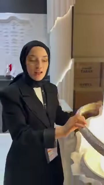 Esnek profilin kıvrımı, dekoratif kaide üzerinde yakından gösteriliyor