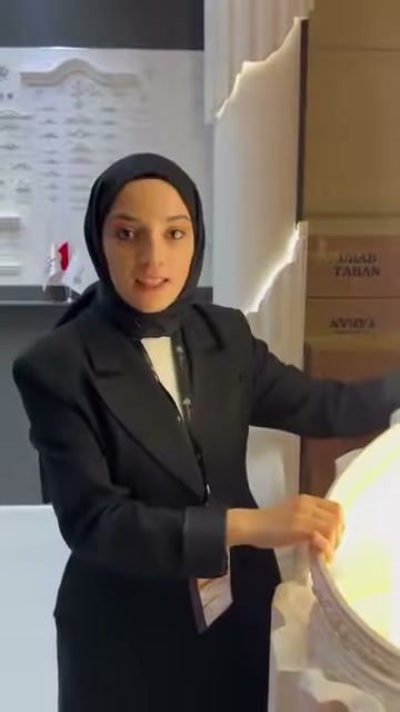 Açık renkli flex çıta, sütunun kavisli tabanına doğru uzatılıyor