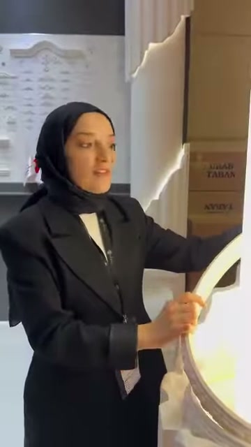 İnce esnek profil, sütun kaidesi yanında dikey konumda sergileniyor