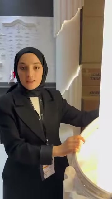 Flex süsleme çıtası, yuvarlak yüzeye uyacak biçimde elde eğiliyor