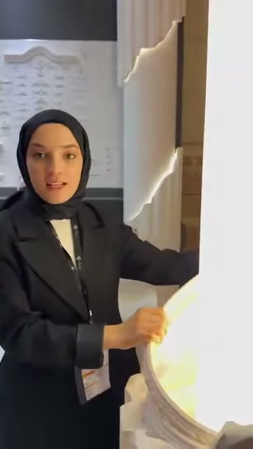Uzun dekoratif profil, beyaz sütun önünde hafifçe kavisleniyor