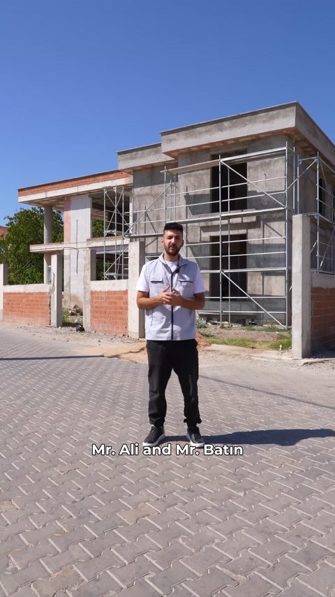 İki katlı villa cephesi keşif öncesinde sahadan görülüyor