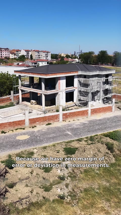 İnşaat hâlindeki villa ve çevresi havadan birlikte görüntüleniyor