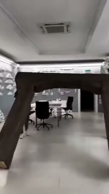 Ahşap efektli kütük çerçeve dekoratif ürünlerin sergilendiği alanda duruyor