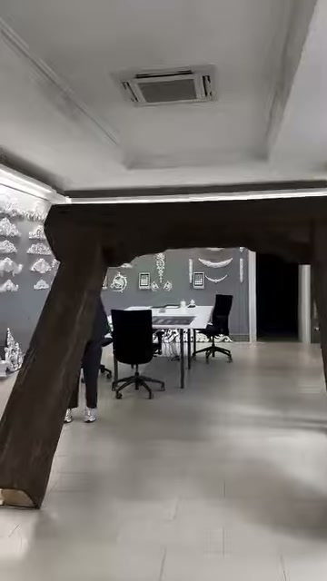 Poliüretan kütük dikmeleri ile kalın üst kiriş birlikte görüntüleniyor