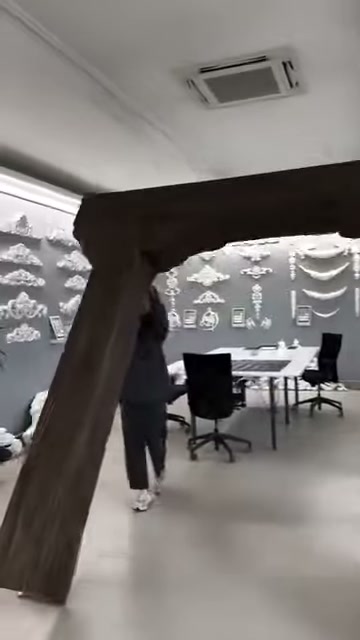 Koyu kahverengi üst kirişin düzensiz yontulmuş kenarları öne çıkıyor