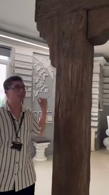 Tanıtıcı dikme üzerindeki kabartılı damar yapısını eliyle işaret ediyor
