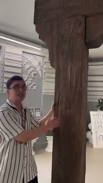 Dekoratif direğin budaklı orta bölümü showroom ışığında ayrıntılı inceleniyor