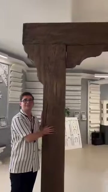 Tanıtıcı kütük çerçevenin dikey elemanına dokunarak yüzeyi sergiliyor