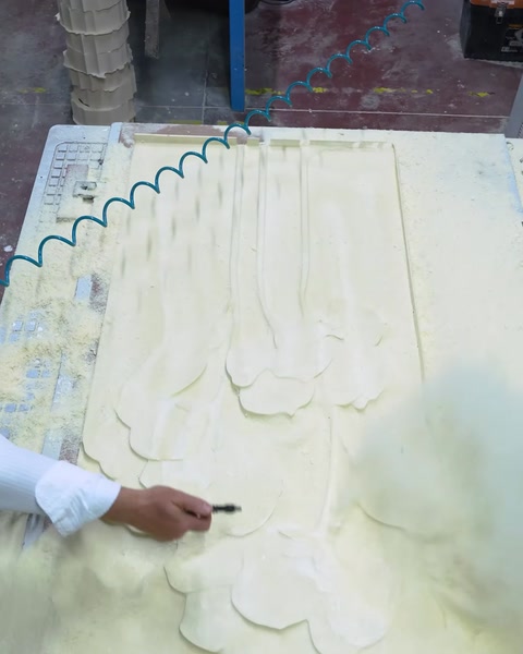 Isci CNC uzerinde rolyef desenini kalemle isaretliyor