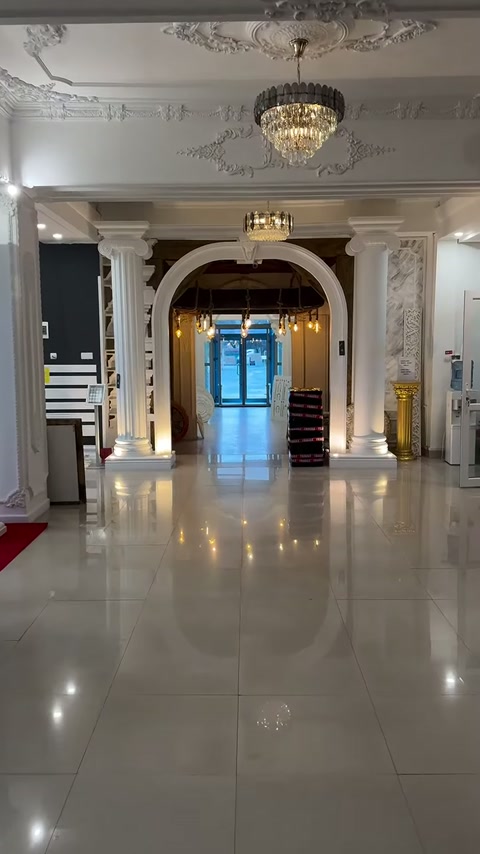 Sütunlu kemerler, tavan motifleri ve avizeler sergi koridorunu süslüyor
