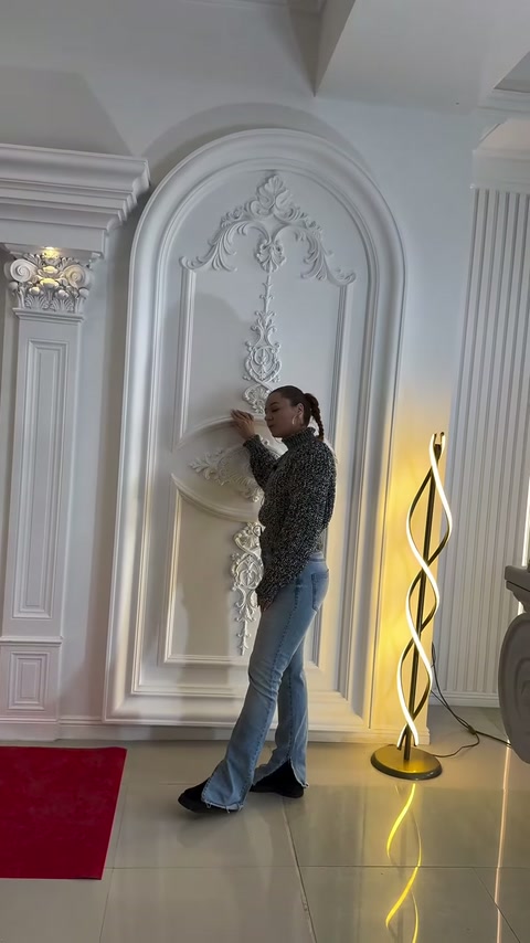 Kabartmalı kemer içindeki sarkıt motif ve şömine süsleri inceleniyor