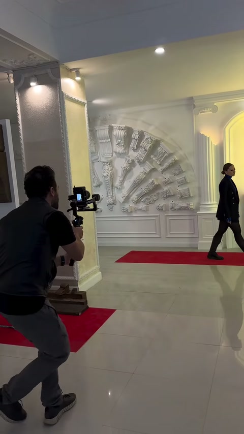 Kameraman, sütun başlığı örnekleri önünde sergi çekimine hazırlanıyor