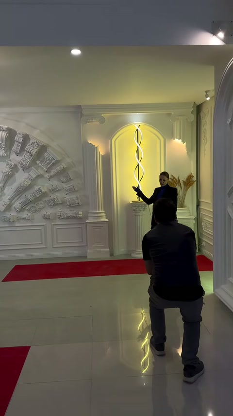 Sunucu, dekoratif niş ve sütun modellerini kamera karşısında anlatıyor