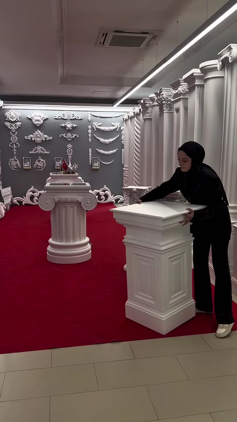 Beyaz kare sütun gövdesinde sehpa tablasının konumu ayarlanıyor