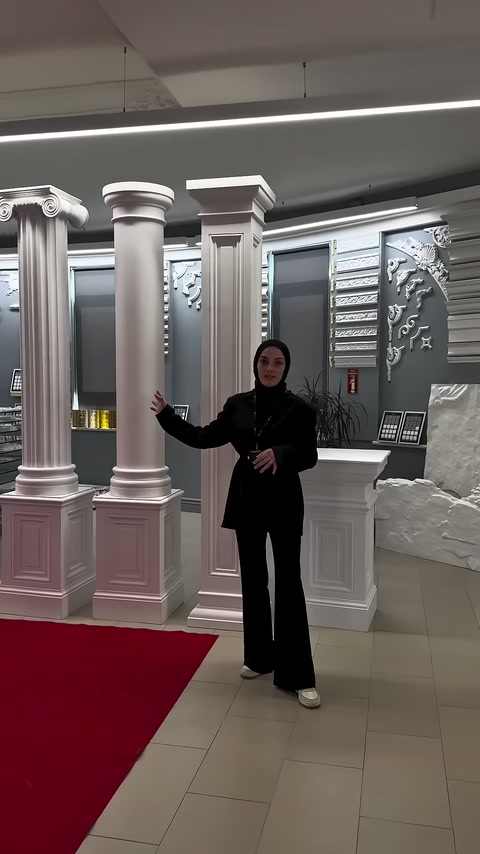 Tanıtıcı, farklı gövde biçimlerine sahip sütunları eliyle işaret ediyor.