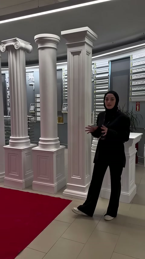 Yuvarlak ve kare kesitli uzun sütunlar showroom duvarında sıralanıyor.
