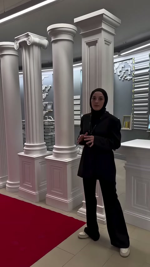 Klasik başlıklı sütunlar kırmızı halının yanında birlikte sergileniyor.