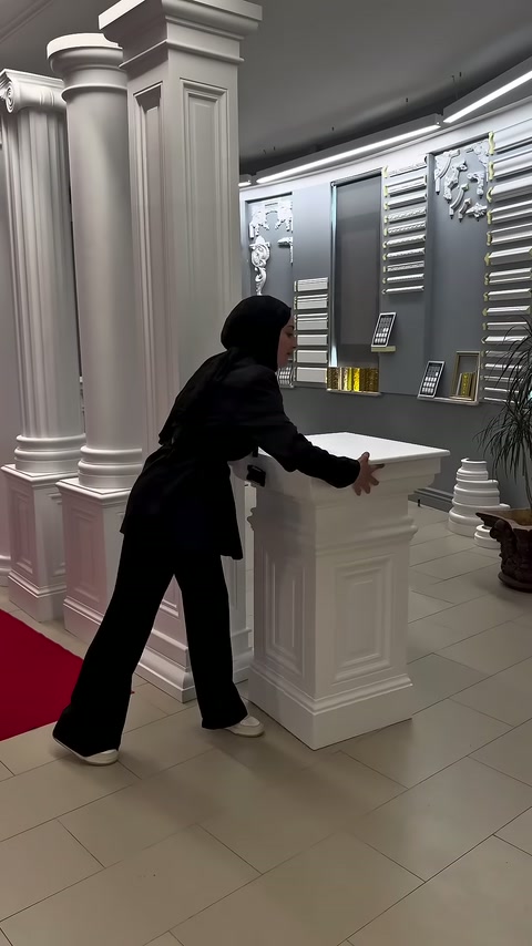 Geniş dikdörtgen tabla, kare kesitli sütun gövdesine yaklaştırılıyor.