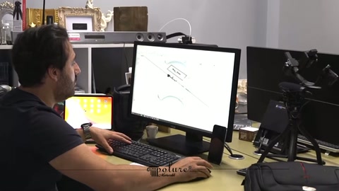 Ofis ortamında tasarımcı kavisli söve modelinin hatlarını şekillendiriyor