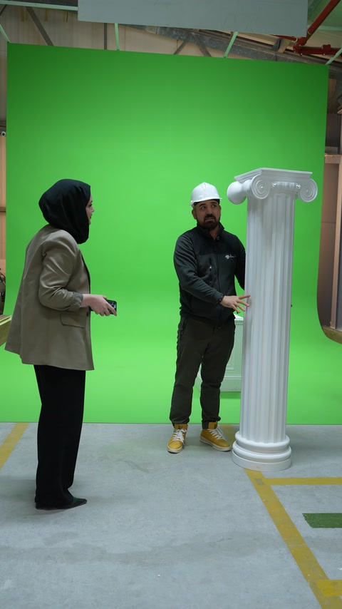 Bezemeli sütun başlığı ve yivli gövde birlikte sergileniyor