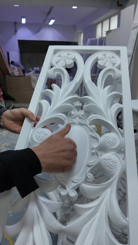 Akant yapraklı dekoratif panelin kabartma detayları yakından inceleniyor