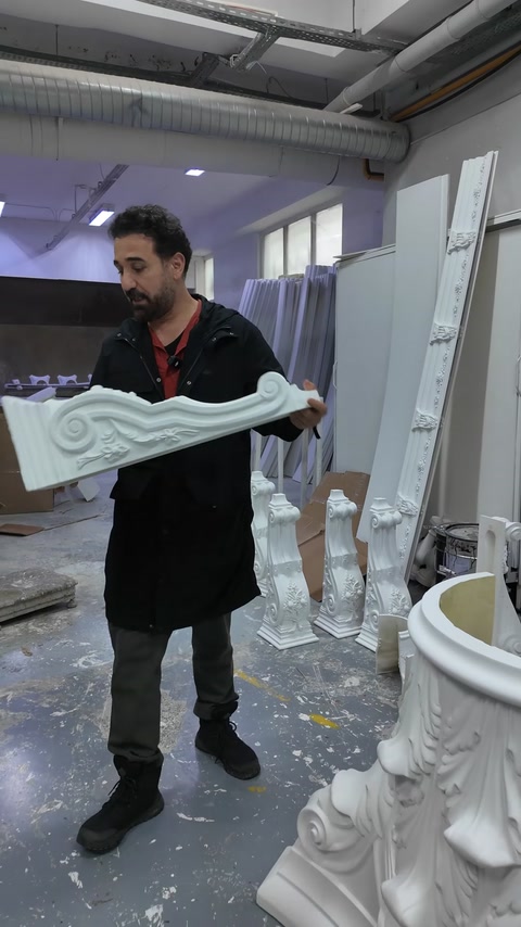 Kıvrımlı süslemelere sahip beyaz dekoratif profil atölyede sergileniyor