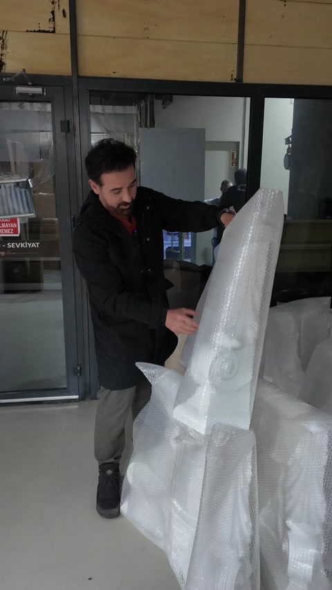 Süslemeli sütun başlığı koruyucu ambalajından dikkatlice çıkarılıyor