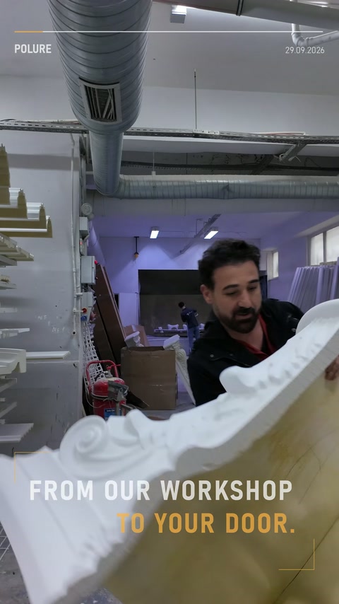 Video, atölyedeki büyük Korint sütun başlığının üretim sürecini gösteriyor.
