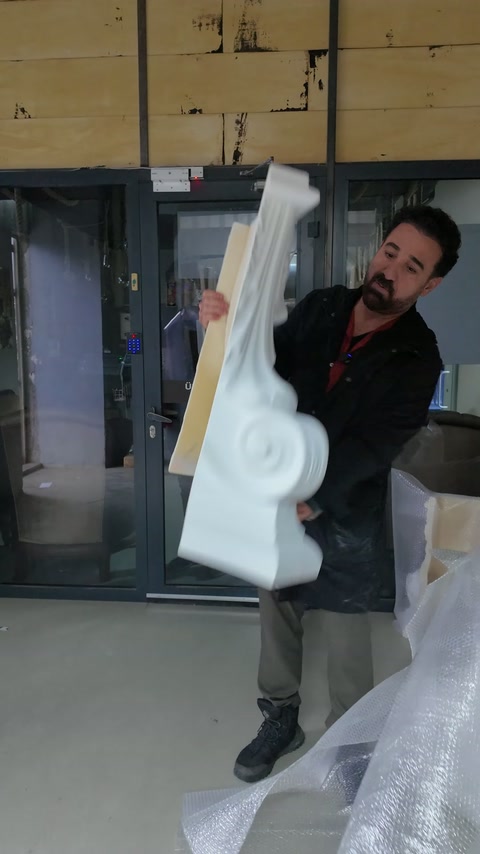 Büyük Korint başlığı dikey kaldırılarak alt kısmından tutuluyor.