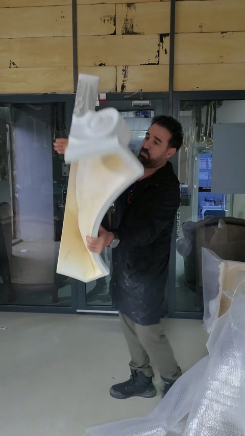 Usta, ambalajdan çıkan sütun başlığını çevirerek yapısını gösteriyor.