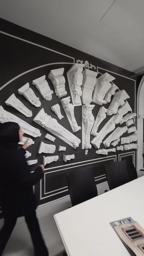 Siyah teşhir duvarında farklı payanda modelleri topluca sergileniyor.