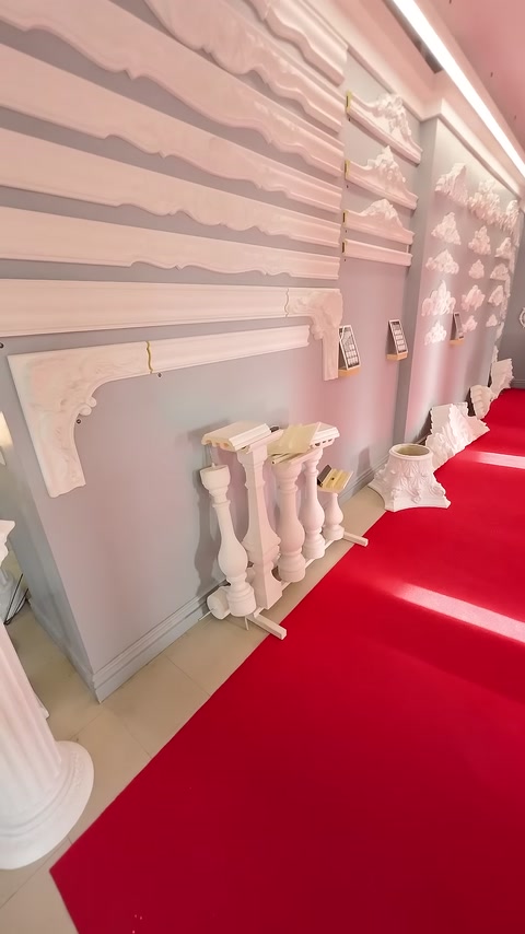 Showroom köşesinde balustradlar, bordürler ve cephe süsleri görülüyor.