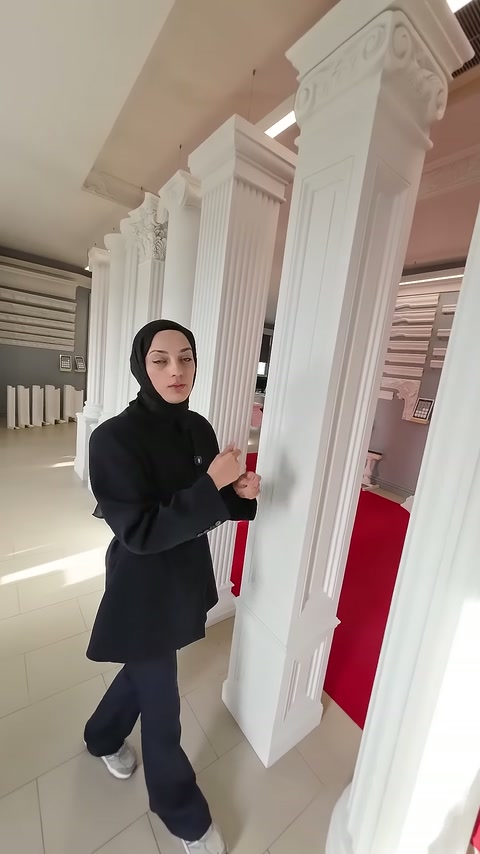 Köşeli pilasterlerin kademeli yüzeyleri sunucunun yanında sergileniyor.