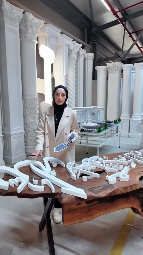 Kişiye özel üretilen kıvrımlı yazı parçaları atölyede sergileniyor.