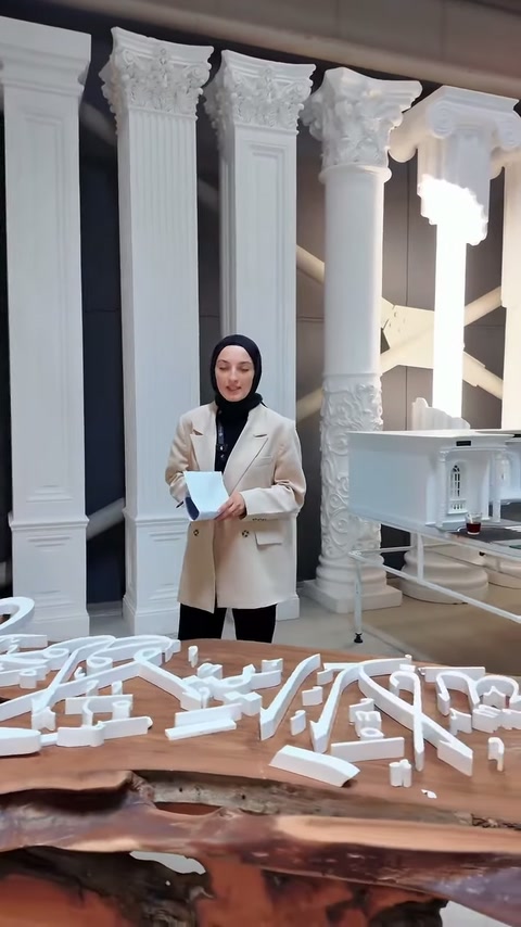 Özel üretim poliüretan yazılar ahşap masada son hâliyle sergileniyor.