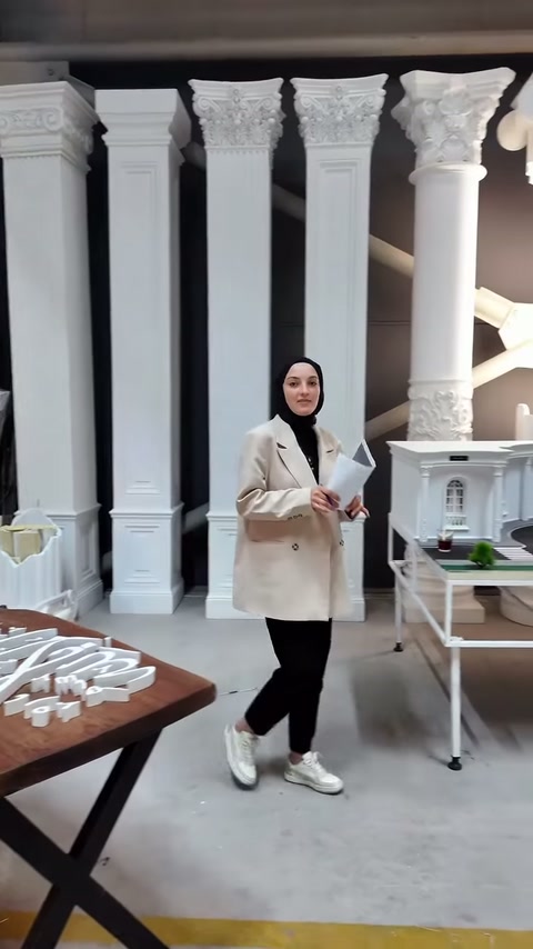 Poliüretan harfler ve dekoratif sütun örnekleri aynı atölyede gösteriliyor.