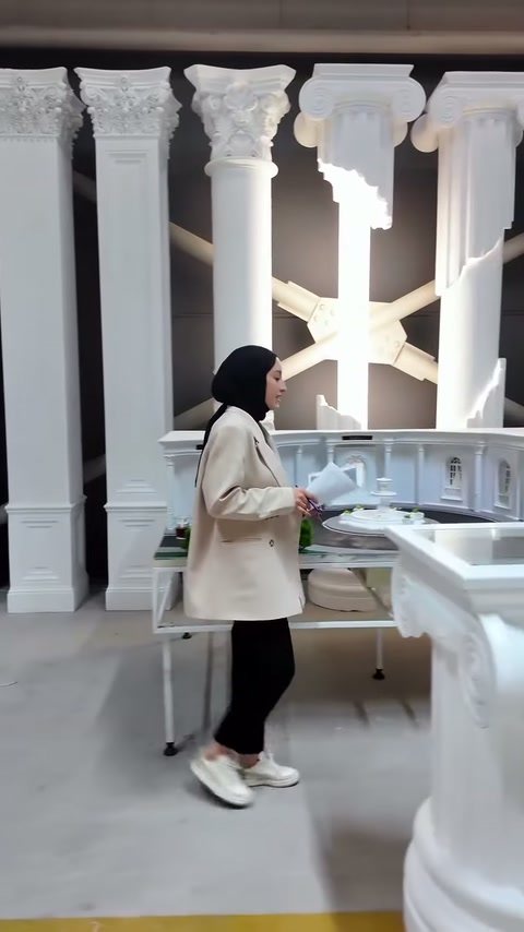 Tamamlanmış logo elemanı, sütunların yanındaki üretim bölümünde taşınıyor.
