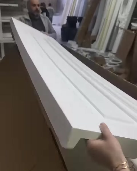 Kanallı uzun kartonpiyer profili ambalaj kutusuna dikkatle yerleştiriliyor