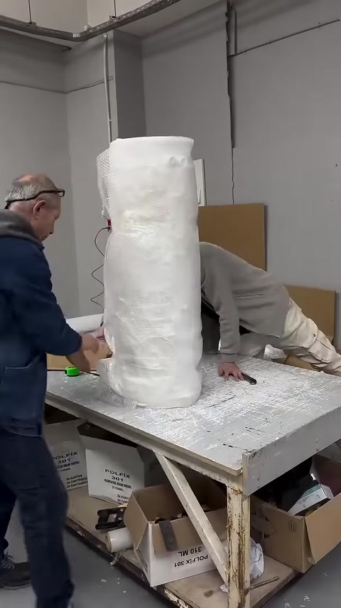 Koruyucu malzemeye sarılmış sütun gövdesi çalışma tezgâhında duruyor