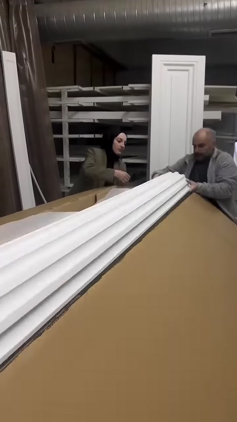 Farklı kesitlerdeki kartonpiyer profilleri paketleme öncesinde inceleniyor