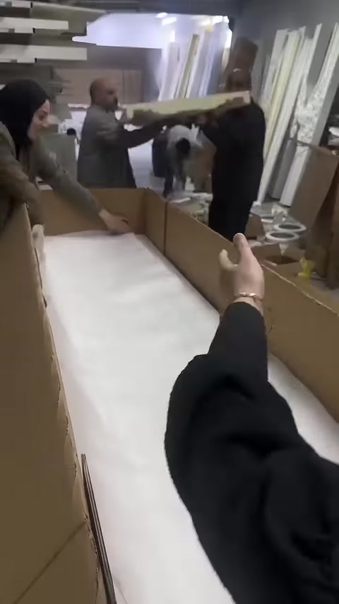Kutudaki dekoratif profiller koruyucu ambalaj tabakasıyla kapatılıyor