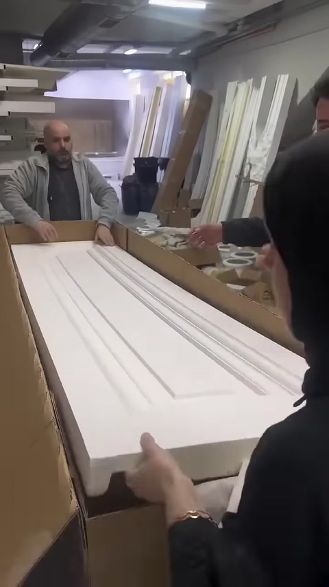 Oluklu uzun profiller sevkiyat kutusunda düzgün şekilde sıralanıyor