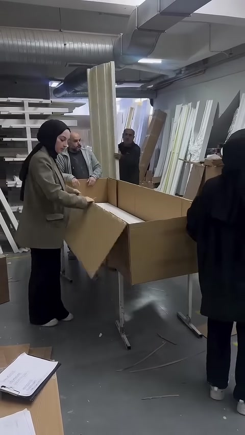 Paketlenen uzun profiller açık karton kutu içinde kontrol ediliyor