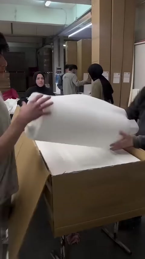Koruyucu köpük rulosu ürünlerin üzerine serilmek üzere hazırlanıyor