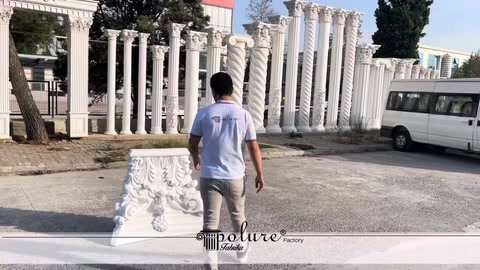 Görevli açık alandaki beyaz sütun başlığına doğru ilerliyor