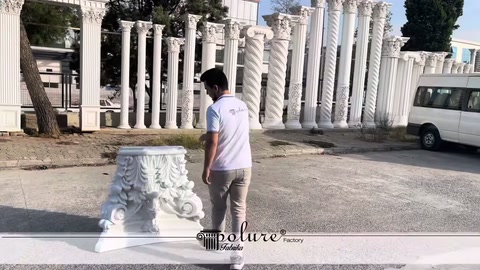 Beyaz dekoratif sütun başlığı görevli tarafından yerden kaldırılıyor