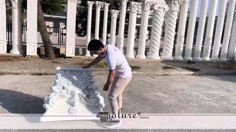 Görevli işlemeli sütun başlığını kavrayarak kaldırmaya hazırlanıyor
