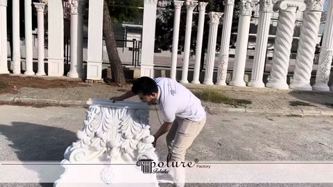 Görevli korint motifli başlığı yerden kaldırmaya devam ediyor