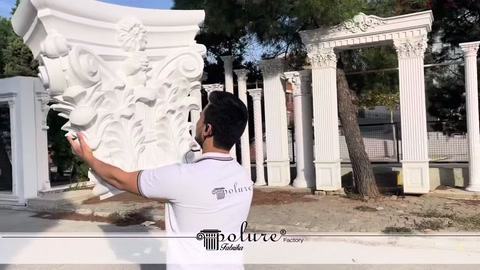 Beyaz dekoratif başlık yan açıdan tutularak ayrıntıları sergileniyor